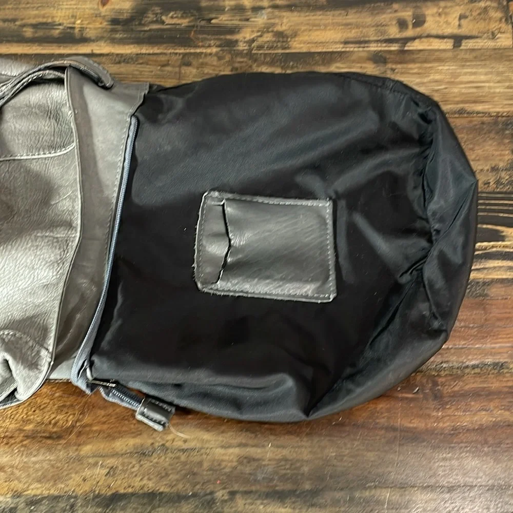 Italian made hobo purse in gorgeous grey leather - it’s so classic! - Picture 16 of 17